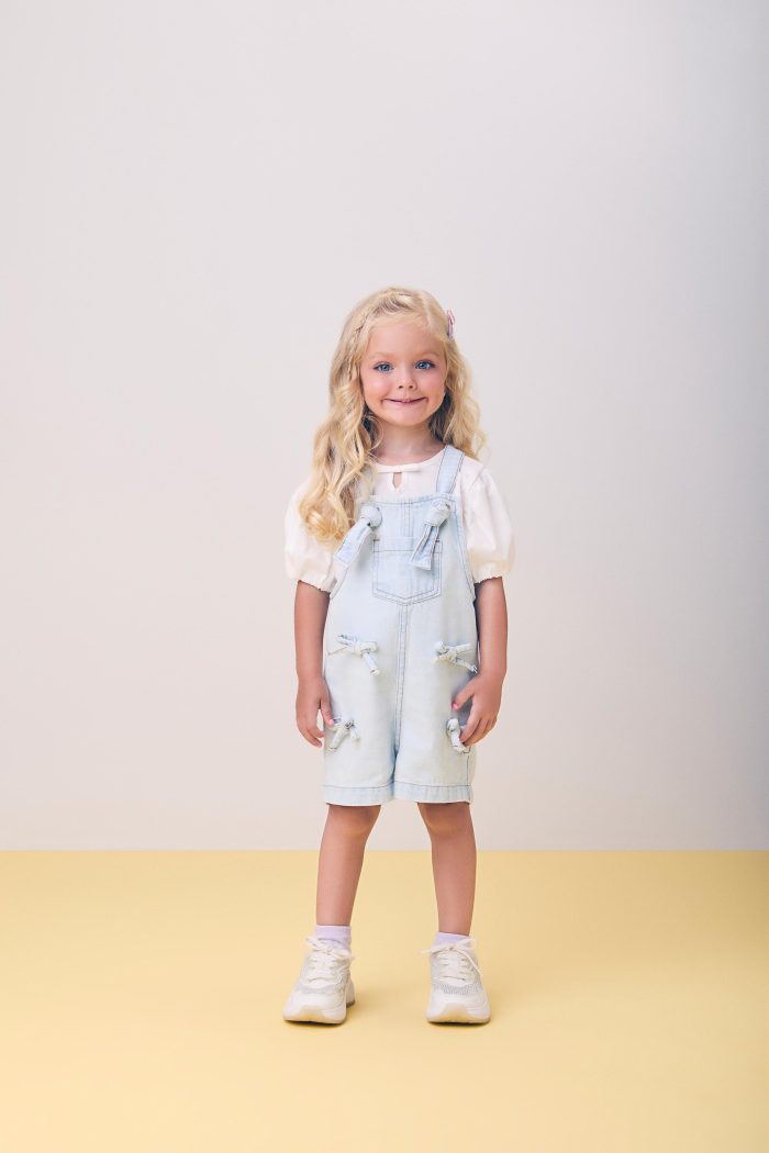 jardineira jeans com lacos